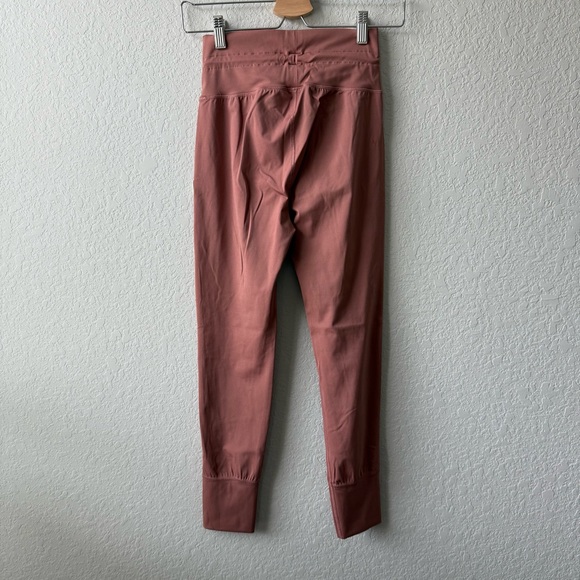 Vuori Women’s Daily Joggers Dusty Mauve Leggings - Picture 2 of 4